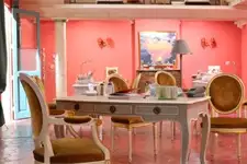 INDISCRÉTION : Après la blanchisserie, le salon Belles du Mistral change encore de concept !