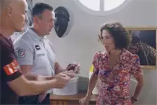 Mirta pique une énorme crise de nerfs contre les flics !
