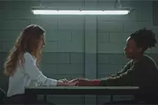 Léa et Alexandra s’avouent leurs sentiments au parloir