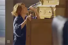 Barbara boit en cachette !