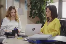Léa tente de faire comprendre à Samia qu’elle n’aurait pas dû aller déjeuner dans un restaurant luxueux