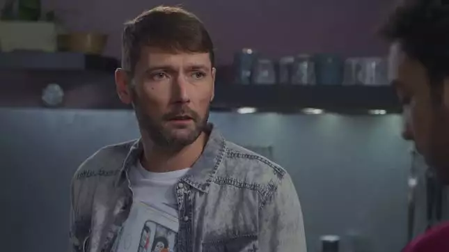 Thomas, moderne en chemise en jean délavée ! look du jour