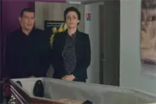 Karim soutient Elsa dans son deuil lors de l’enterrement de Renaud