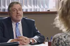 Rochat est choqué en apprenant que Coralie sort avec Théo !