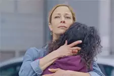 Emma craque dans les bras de sa mère !