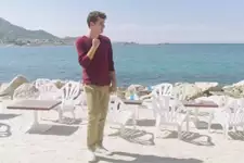 Théo décroche un job !