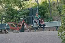 Mila réconforte Alison qui est perdue dans ses sentiments