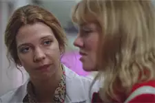 Emilie explique à Léa qu’elle était obligée d’avorter !