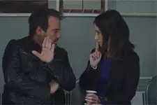 Samia arrive à faire craquer Jean-Paul pour qu’il lui révèle des infos confidentielles !