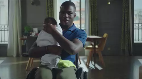 Intrigues Plus belle la vie : Mouss fait une course en fauteuil avec Léon !