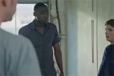 Valère surprend ses potes en train de nettoyer du sang dans son box !