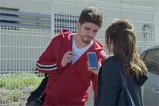 Eugénie essaie de faire déraper Manu dans une interview
