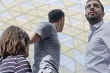 Abdel joue au frère encombrant !
