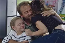 Jean-Paul retrouve Samia et Lucie avec émotion