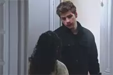 Théo tente de calmer Mila !