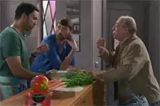 Roland débarque avec son sac chez Thomas et Gabriel