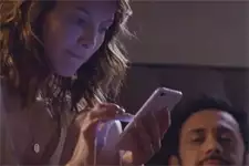 Estelle se rappelle qu’elle était en infiltration chez des jeunes bourgeois pour innocenter Djawad