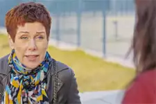Babeth tente de faire comprendre à Luna que c’est très important la rééducation en piscine