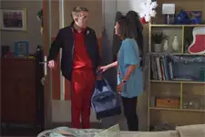 Kévin prend la décision de repartir au plus vite de chez ses parents !