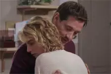 Clément remarque le changement de comportement de Coralie