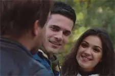 Devant Alison, Mathias présente Jean-Paul comme un ami