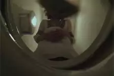 Emma fait tomber son téléphone dans les toilettes du Lycée