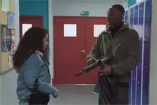 Valère fait une blague flippante à Mila !