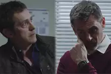 Andrès (Pavel) sème le doute dans l’esprit de Patrick et Revel en demandant une protection policière pour Luna