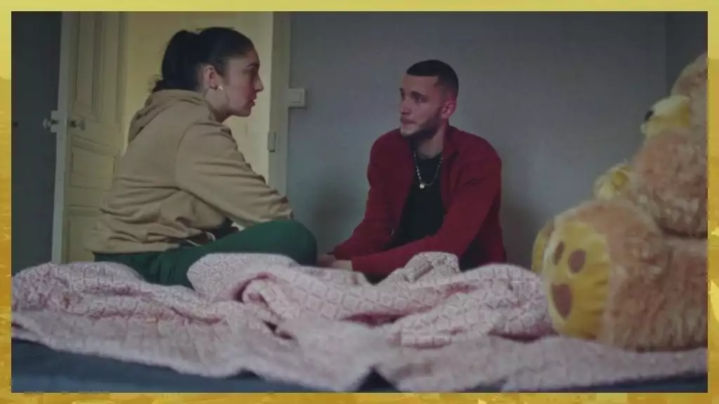 Plus belle la vie Indiscrétion : Raphaël le bébé des deux gangs Plus belle la vie Indiscrétion : Raphaël le bébé des deux gangs