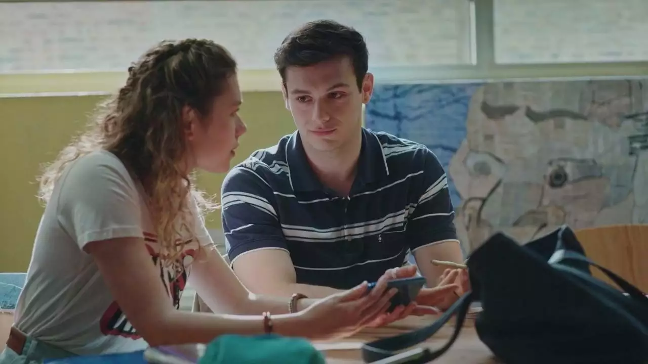 Plus belle la vie Indiscrétion : Sunalee et Dimitri mènent l'enquête Plus belle la vie Indiscrétion : Sunalee et Dimitri mènent l'enquête