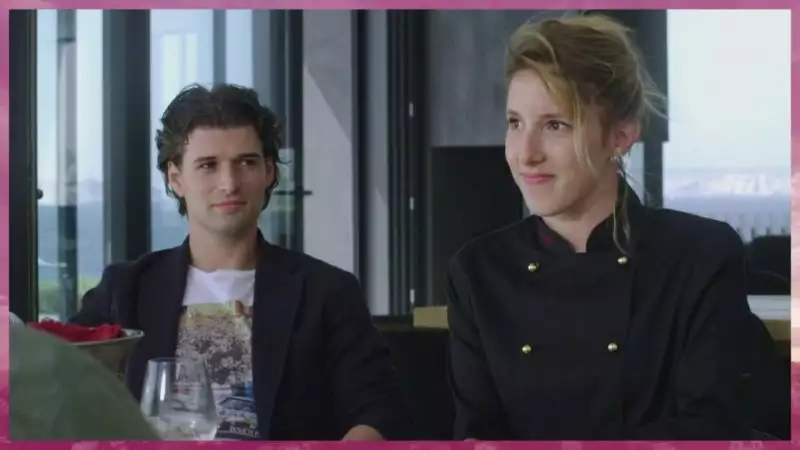 Indiscrétion : Chris fait des avances à Barbara devant sa femme Indiscrétion : Chris fait des avances à Barbara devant sa femme