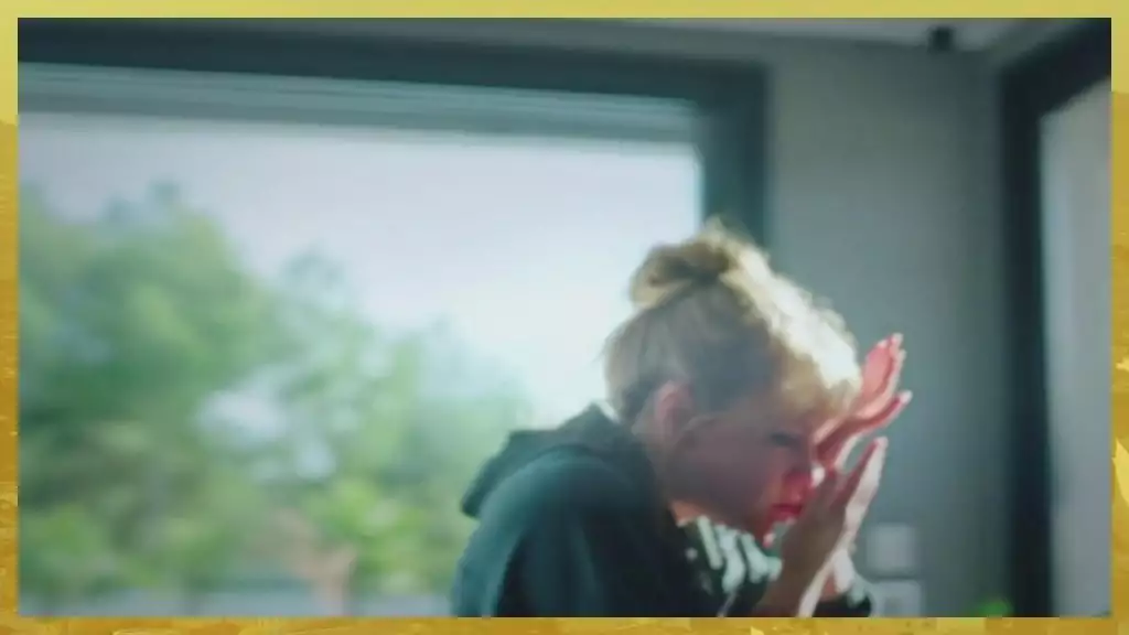 Plus belle la vie Indiscrétion : Laëtitia met un coup de poing à Émilie Plus belle la vie Indiscrétion : Laëtitia met un coup de poing à Émilie