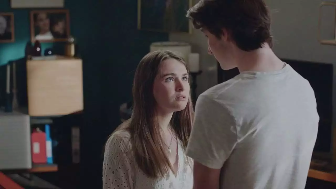 Plus belle la vie Indiscrétion : Lola montre sa robe de bal à Noé... Plus belle la vie Indiscrétion : Lola montre sa robe de bal à Noé...