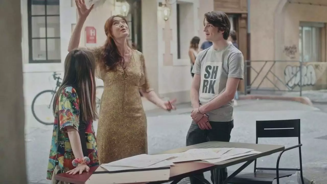 Plus belle la vie Indiscrétion : L'idée folle de Delphine pour le bal de promo Plus belle la vie Indiscrétion : L'idée folle de Delphine pour le bal de promo