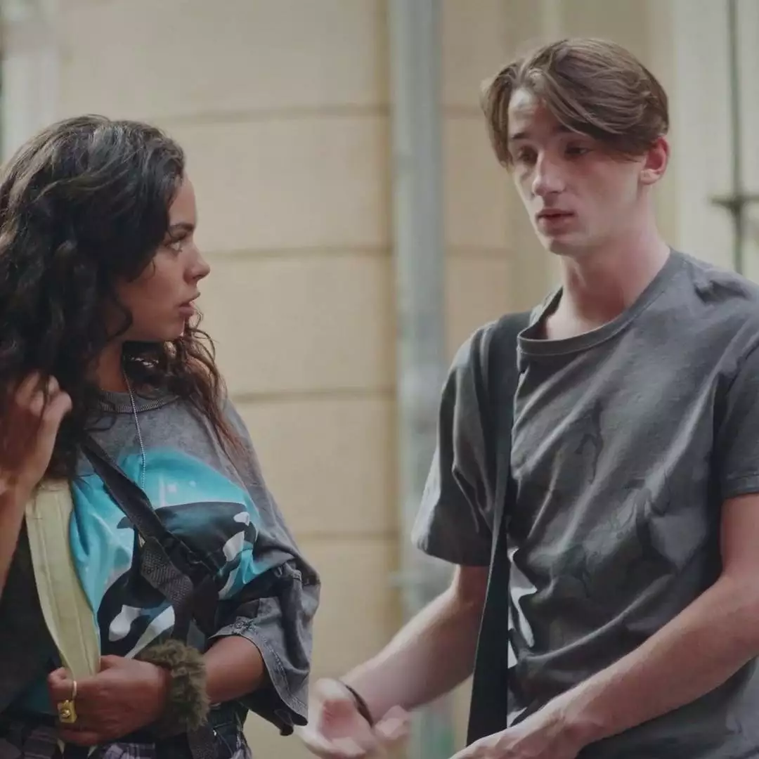 Plus belle la vie Indiscrétion : Noé et Betty, humiliés sur la place du Mistral Plus belle la vie Indiscrétion : Noé et Betty, humiliés sur la place du Mistral