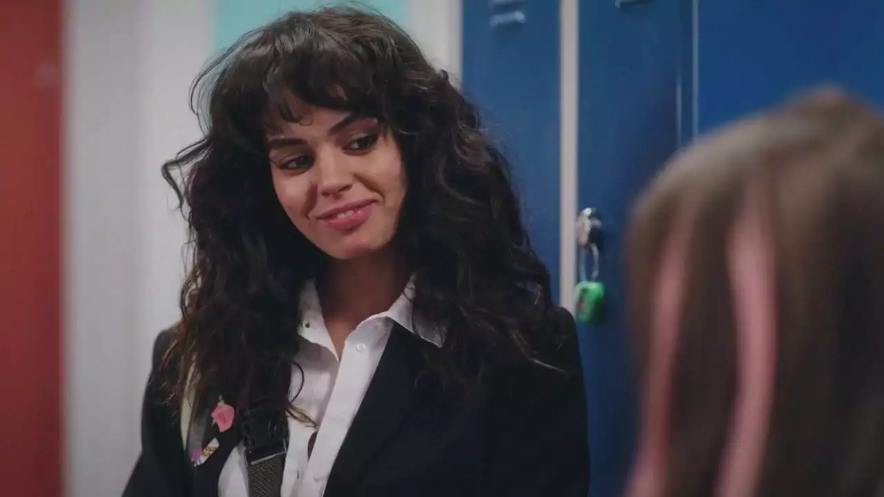 Plus belle la vie Indiscrétion : Le date mystérieux de Betty Plus belle la vie Indiscrétion : Le date mystérieux de Betty