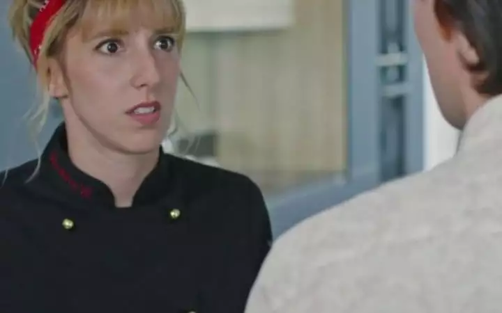 Indiscrétion : César s'empare des documents confidentiels d'Héléna mais... Indiscrétion : César s'empare des documents confidentiels d'Héléna mais...