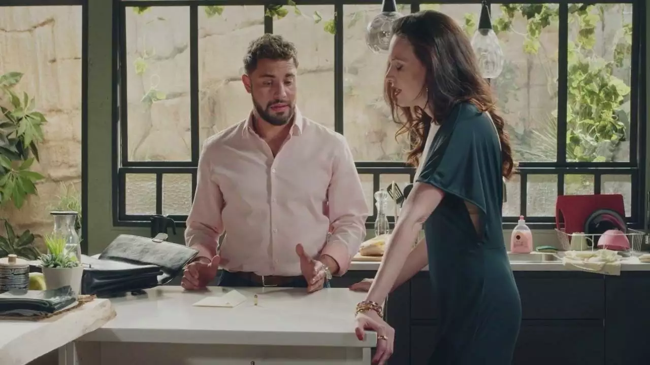 Plus belle la vie Indiscrétion : Elisa trahit son père pour Abdel Plus belle la vie Indiscrétion : Elisa trahit son père pour Abdel