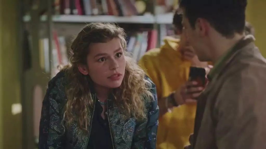 Plus belle la vie Indiscrétion : Sunalee donne une bonne leçon au harceleur Plus belle la vie Indiscrétion : Sunalee donne une bonne leçon au harceleur