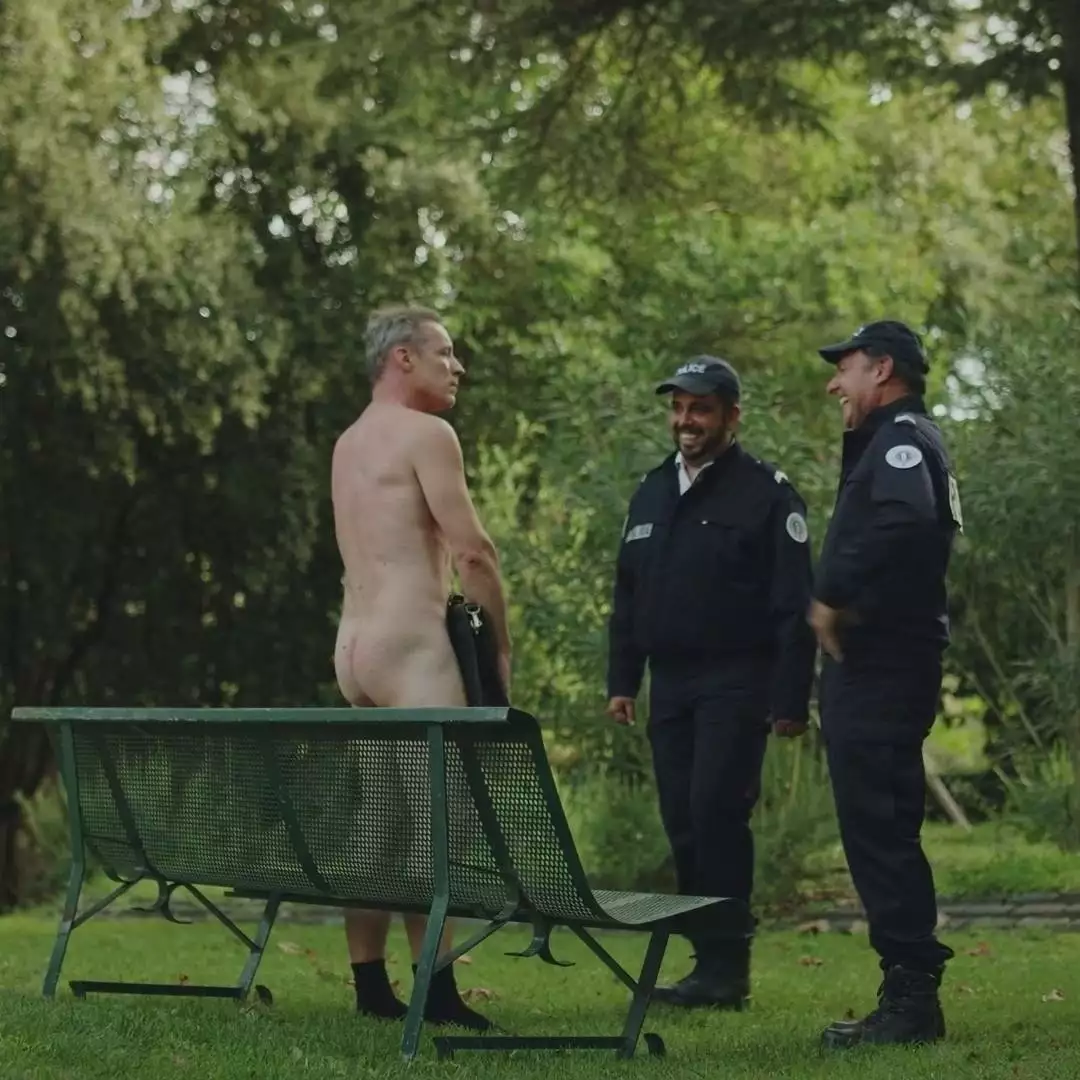 Plus belle la vie Indiscrétion : Xavier retrouvé nu dans un parc par la police...