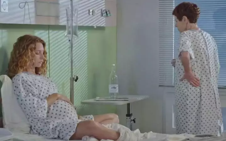 Plus belle la vie Indiscrétion : Babeth et Léa à l'hôpital intoxiquées Plus belle la vie Indiscrétion : Babeth et Léa à l'hôpital intoxiquées