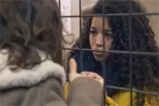 Mila retrouve sa mère en cellule au commissariat