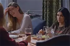 Alison assiste à un dîner entre Abdel et Chloé qui ne lui fait pas plaisir
