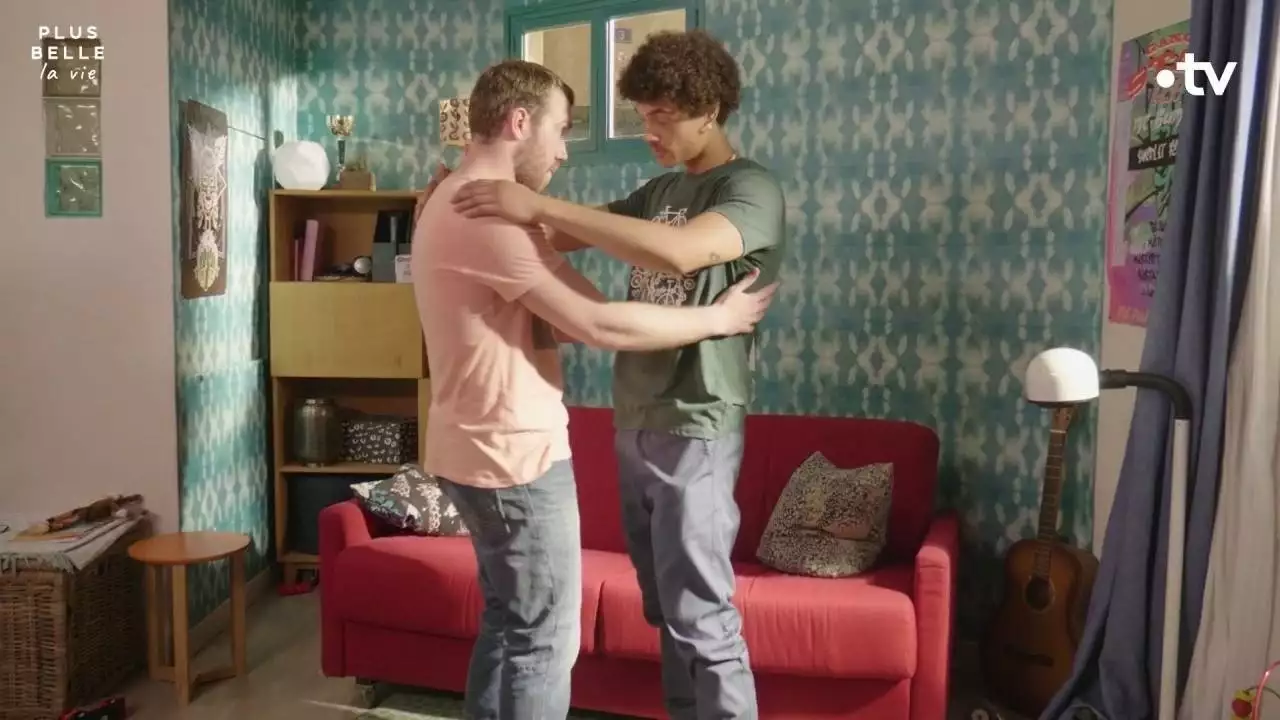 Plus belle la vie Bonus Prime : Le cours de danse de Baptiste et Kévin Plus belle la vie Bonus Prime : Le cours de danse de Baptiste et Kévin