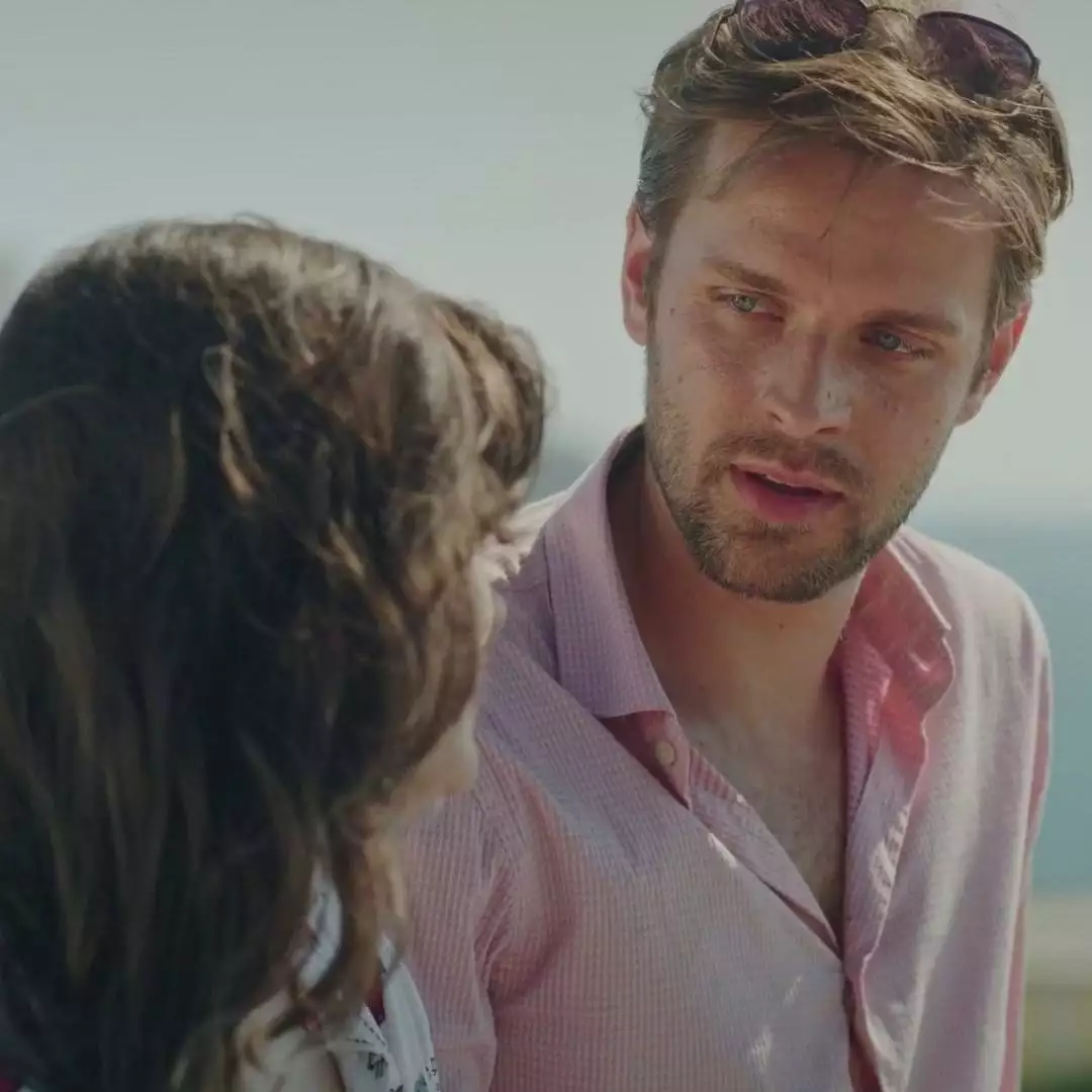 Plus belle la vie Indiscrétion : Nathan surprend Stan et Sabrina en train de... Plus belle la vie Indiscrétion : Nathan surprend Stan et Sabrina en train de...