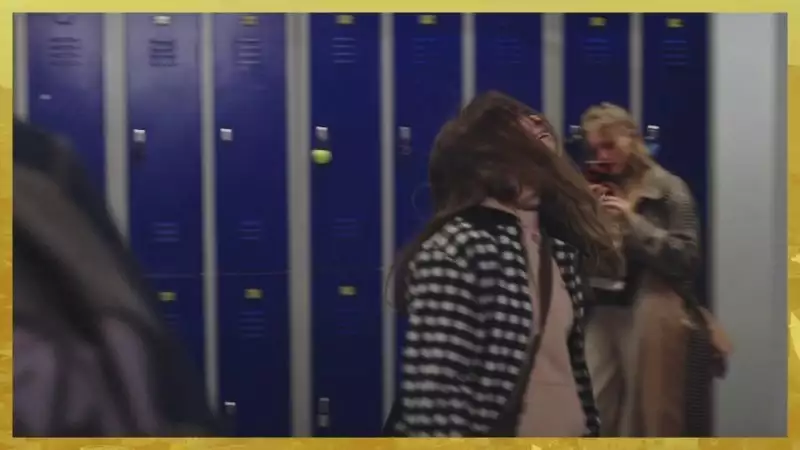 Indiscrétion : Lola s'enchaîne à Rochat au lycée Indiscrétion : Lola s'enchaîne à Rochat au lycée