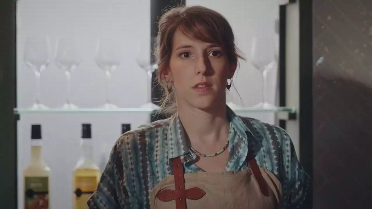 Plus belle la vie Indiscrétion : Barbara noie son chagrin dans le travail Plus belle la vie Indiscrétion : Barbara noie son chagrin dans le travail