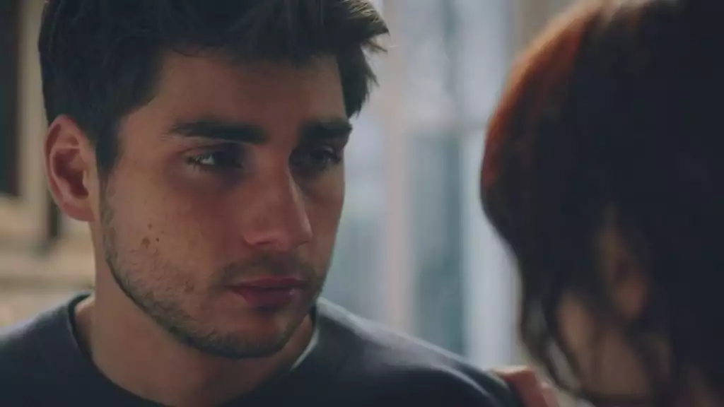 Plus belle la vie Indiscrétion : Le lourd secret de Delphine et Théo Plus belle la vie Indiscrétion : Le lourd secret de Delphine et Théo