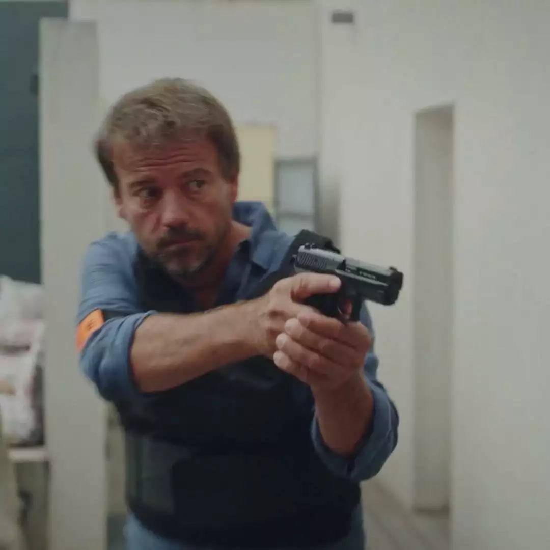 Plus belle la vie Indiscrétion : Livia, arrêté par la police ! Plus belle la vie Indiscrétion : Livia, arrêté par la police !