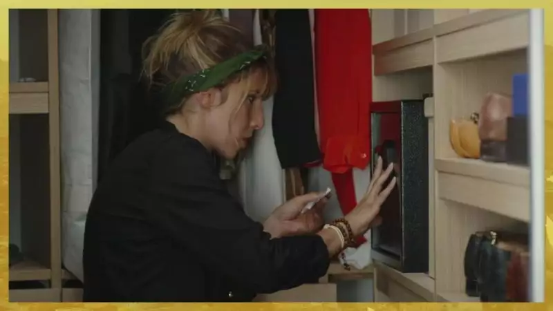 Indiscrétion : Barbara grillée en train de fouiller la chambre d'Helena Indiscrétion : Barbara grillée en train de fouiller la chambre d'Helena